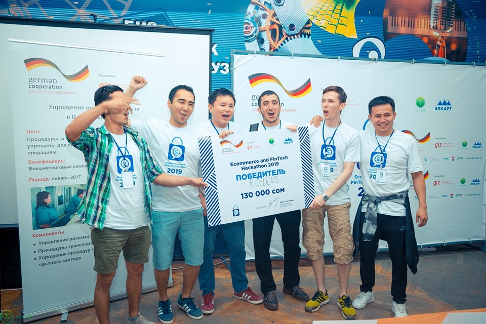 A group of people celebrates their victory in the Ecommerce and Fintech Hackathon 2019.