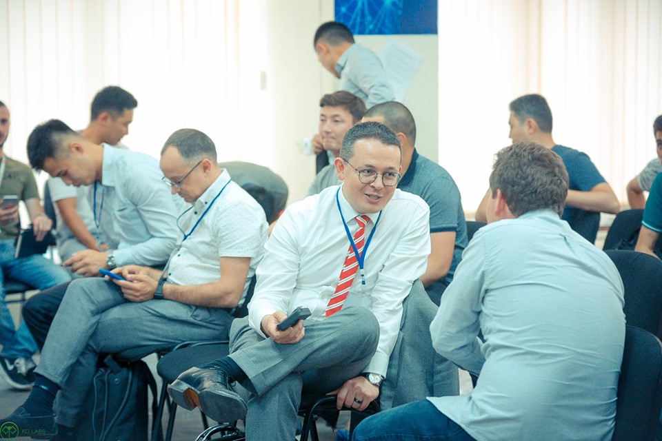Participants at the E-commerce and FinTech Hackathon 2019 in Bishkek, Kyrgyzstan, discussing ideas and projects.