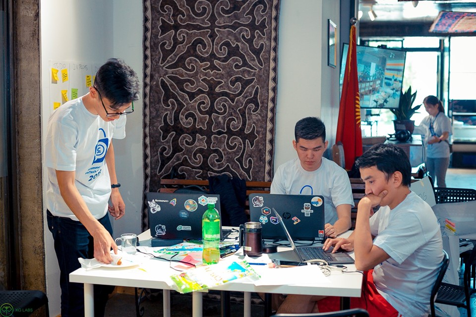 Participants at the Ecommerce and Fintech Hackathon 2019 in Bishkek, Kyrgyzstan, working on projects and discussing e-commerce.