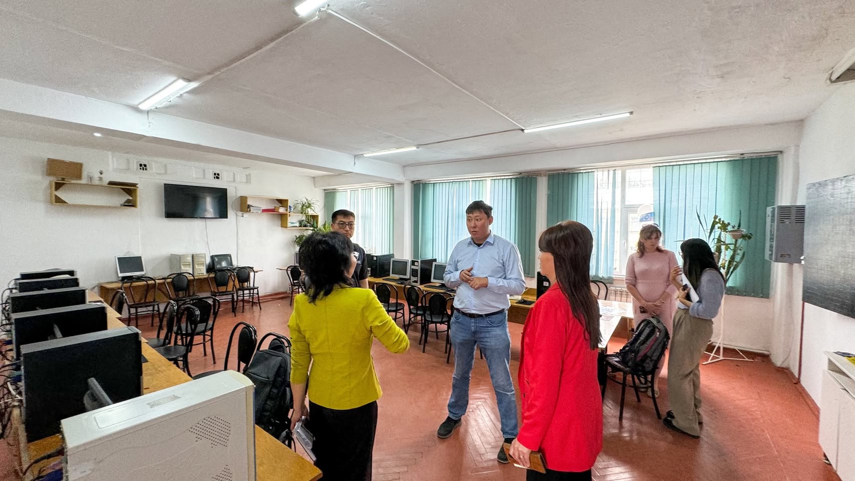 Presenting the analysis of the digital public infrastructure of the Ministry of Education and Sciences in Karakol. The focus groups grounded the assessment in real household use.