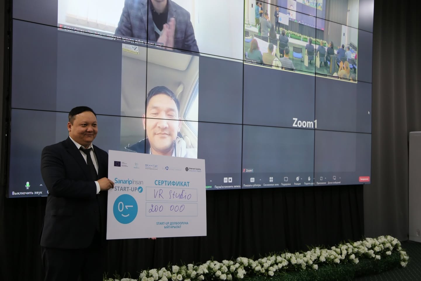 Deputy Minister of Social Development of the Kyrgyz Republic, Ulan Chanachev, awarding the winner from Batken oblast at the Sanarip Insan Demo Day, Kyrgyzpatent, Bishkek, 10 November 2023.