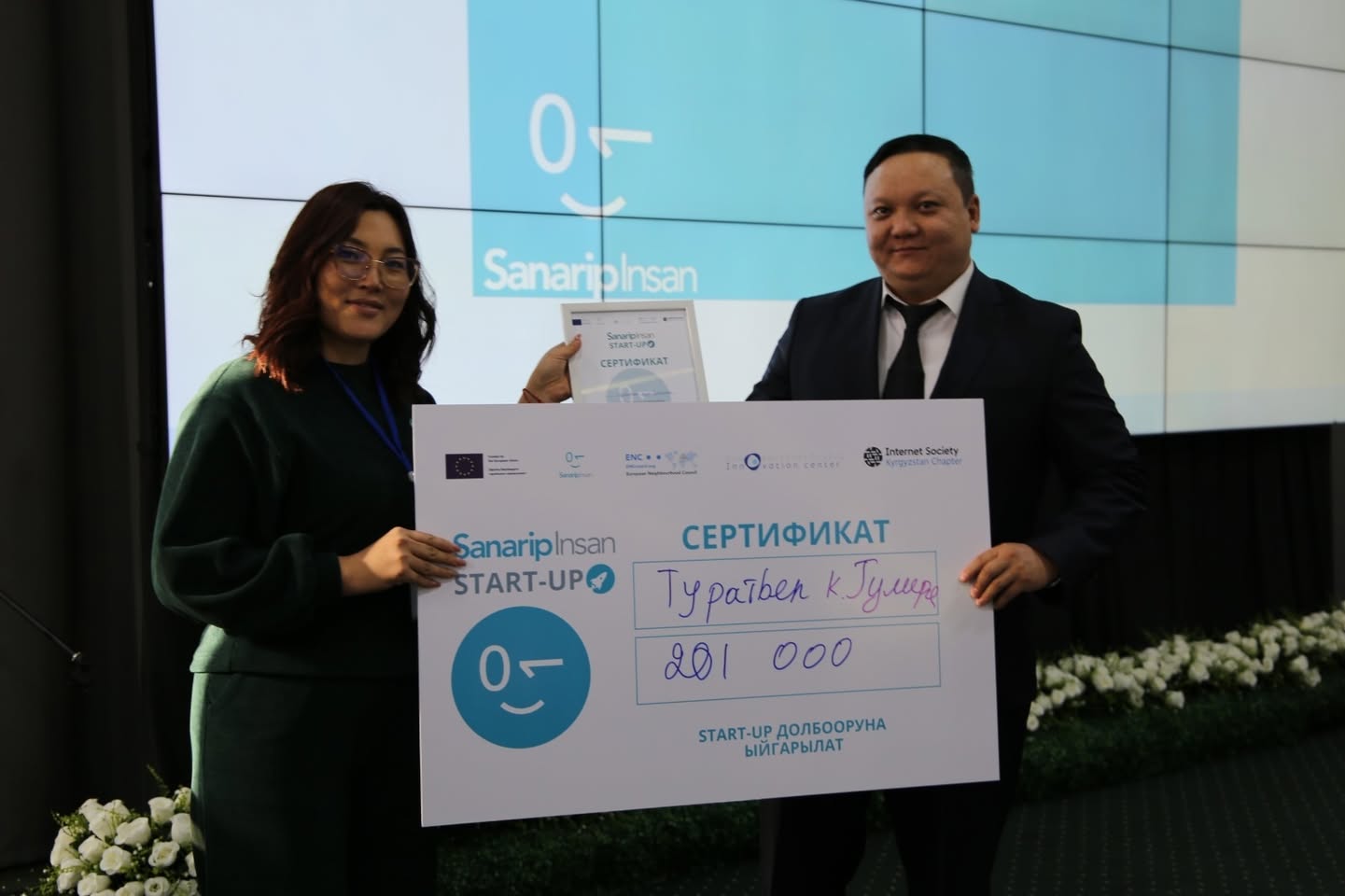 Deputy Minister of Social Development of the Kyrgyz Republic, Ulan Chanachev, awarding the Sanarip Insan startup competition winners.