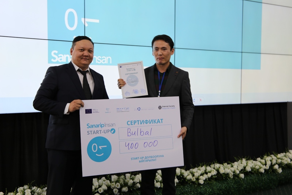 Awards ceremony at the Sanarip Insan Demo Day. The jury used a Shark Tank format for the final round.