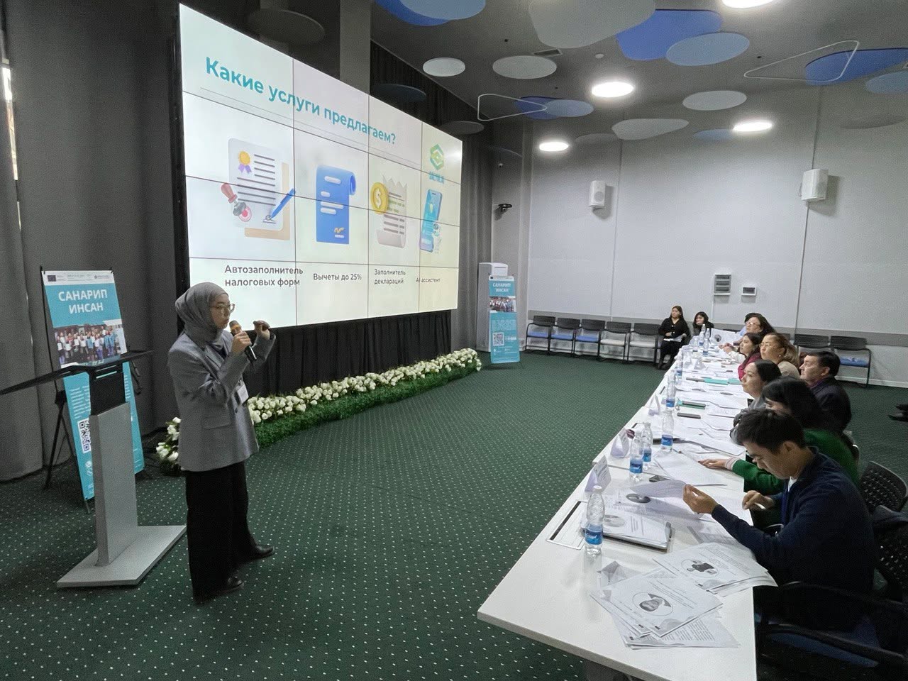 Deputy Minister of Education and Science, Bekzhan Supanaliev, awarding the Kyrgyz Boek team for their digital-education initiative.
